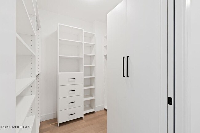 Foto del edificio - 139 Christopher Columbus Dr