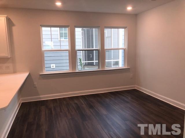 Foto del edificio - 220 Daisy Grove Ln