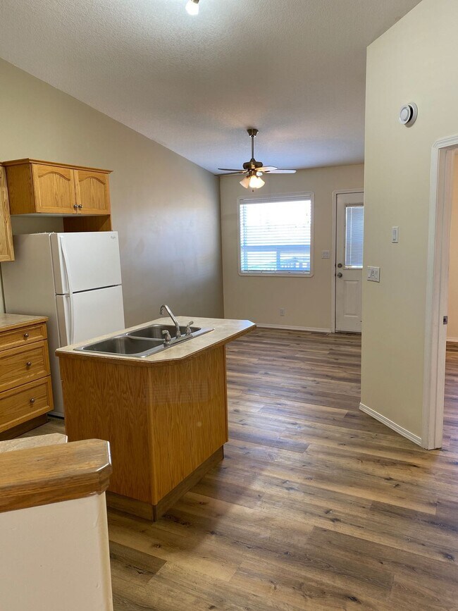 Photo du bâtiment - 3 Bed 1.5 Bath Unit in Red Deer, AB