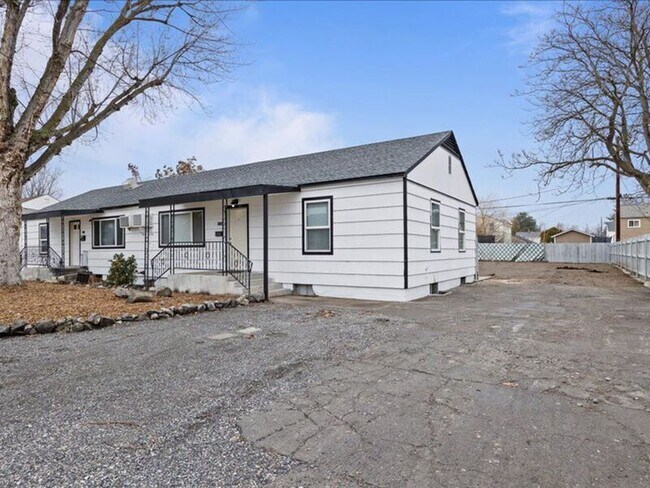 Building Photo - 1319 Mahan Ave