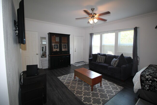 Foto del edificio - 815 Upland Rd