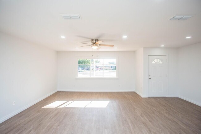 Foto del edificio - 6004 Vernon Ave