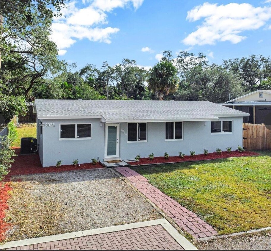 Foto principal - 4960 SW 28th Terrace