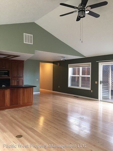 Building Photo - 4 br, 2 bath House - 3432 Bluff Ave SE