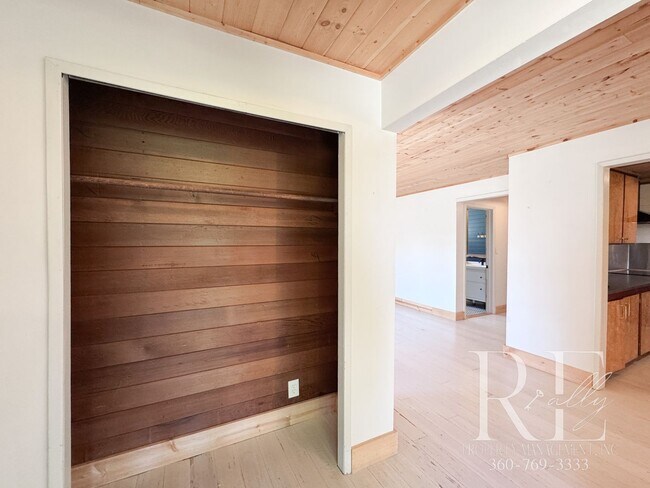 Foto del edificio - Chic Farmhouse Vibes in Charming Suquamish...