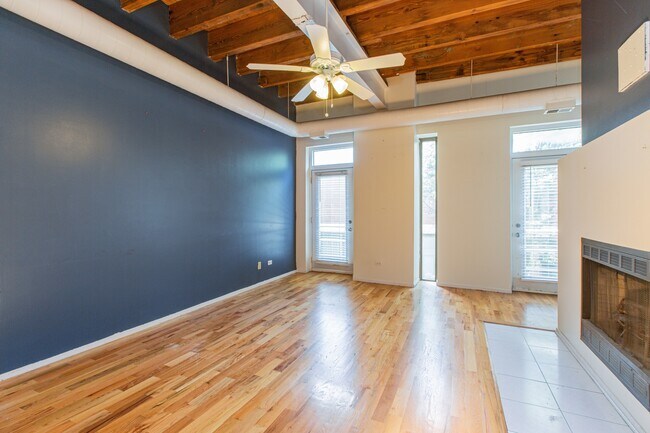 Building Photo - 1100 W Cornelia Ave