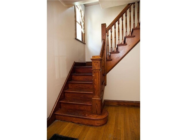Building Photo - Huge 5 Bedroom- University of Saint Thomas...