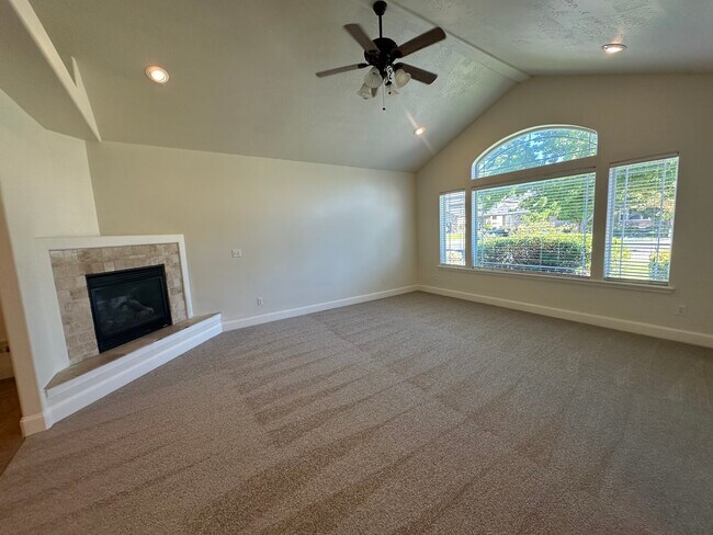 Foto del edificio - 818 Solano Cir