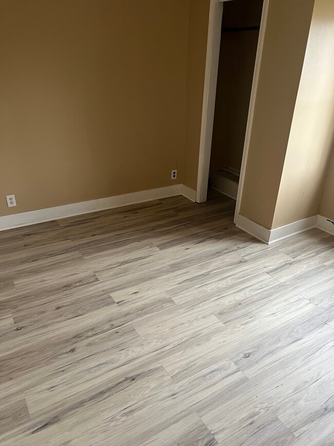 Building Photo - 604 E Oak St