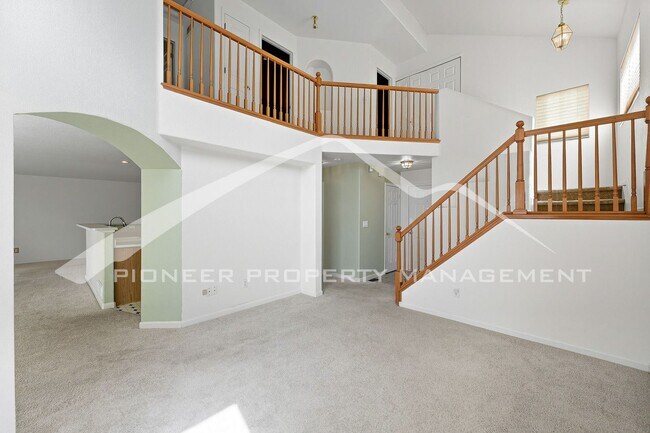 Building Photo - Spacious Home with Washer/Dryer and Centra...