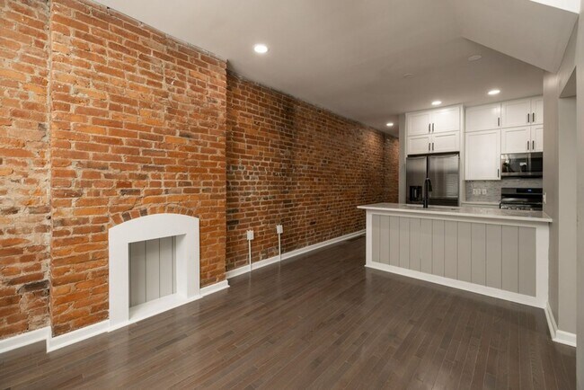 Building Photo - 162-164 E 11th Ave