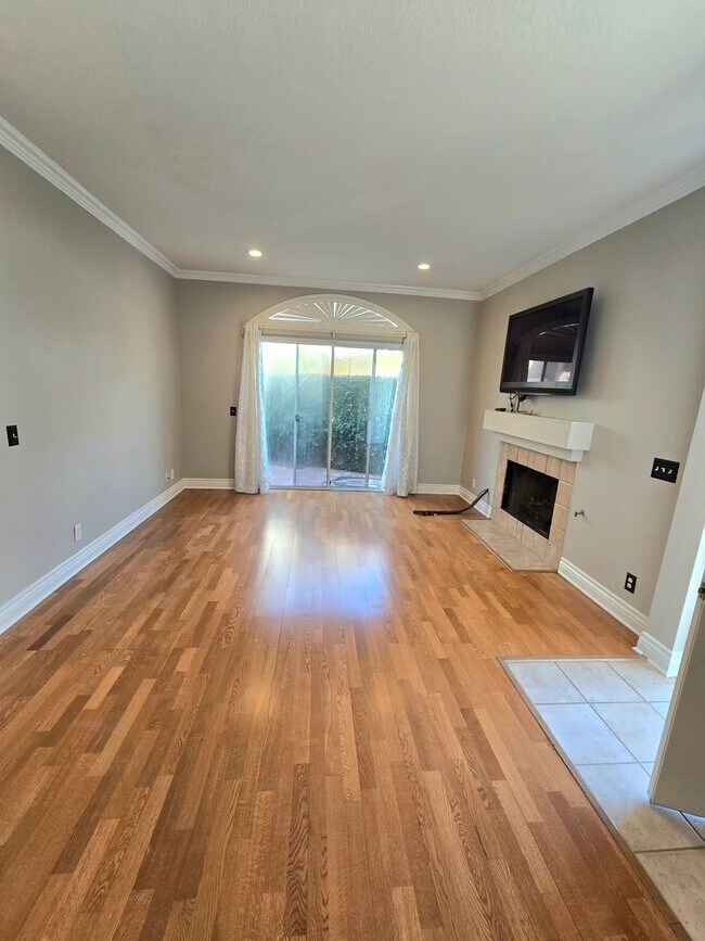 Foto del edificio - Large and spacious 3 bedroom townhouse with garage!