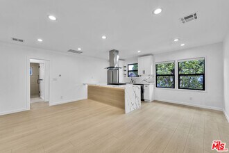 Building Photo - 926 N Spaulding Ave
