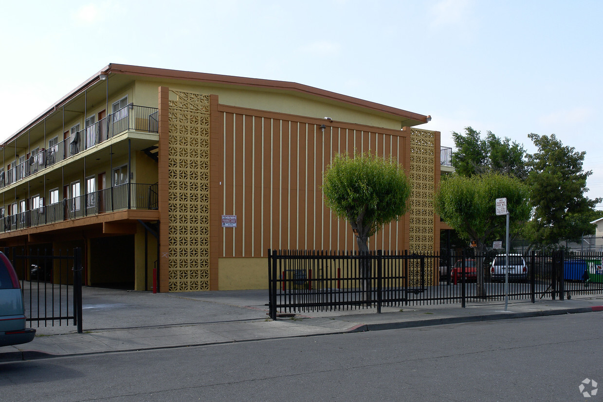 La Casita Apartments - Redwood Apartments