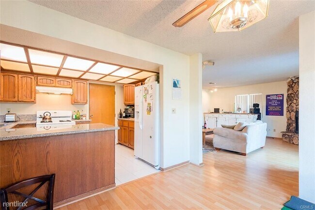 Building Photo - 4 br, 2.5 bath Duplex - 18326 Mansel Ave