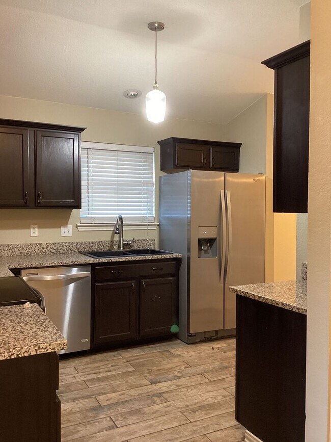 Foto del edificio - NEW IN MANAGEMENT - AVAILABLE NOW!