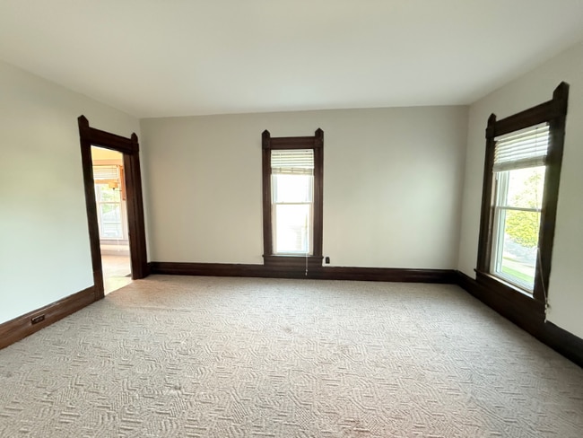 Building Photo - 1603 E Oak St