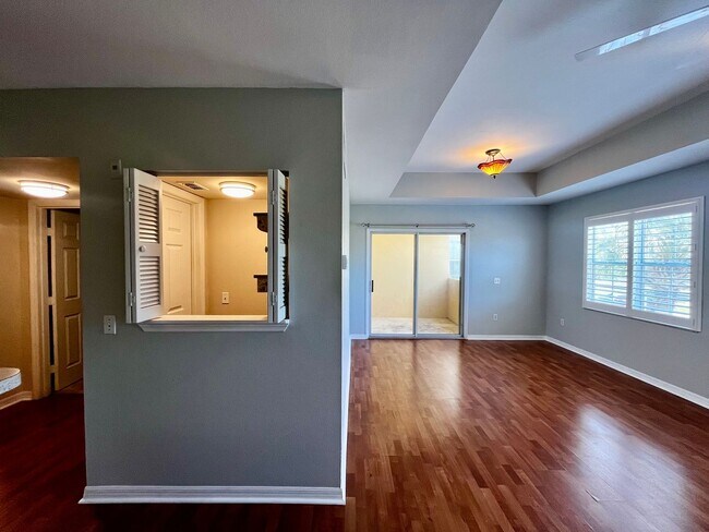 Foto del edificio - 1/1 unit available now for annual lease