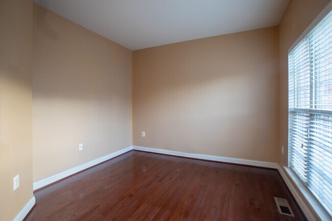 Building Photo - Beautiful 4 Bedroom Upper Level Only Singl...