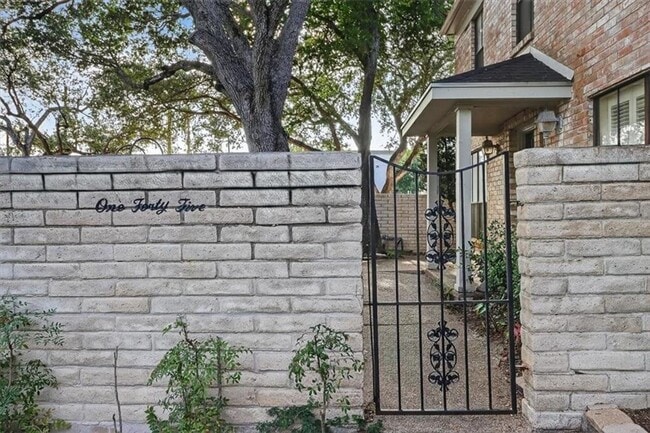 Building Photo - 145 Lake Shore Dr