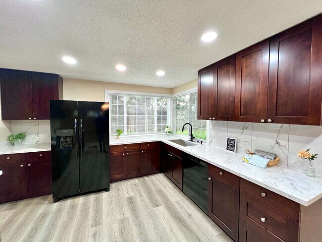 Building Photo - Spacious Living, Functional Comfort & Unbeatable Convenience