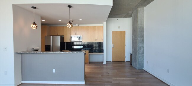 Foto del edificio - Corner unit 1 bed 1 bath Condo at Metropol...