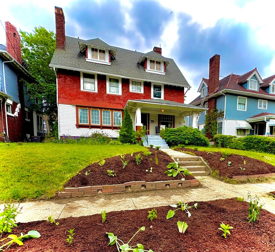 Foto principal - 1507 E 106th St