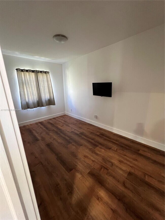 Foto del edificio - 1746 SW 12th St