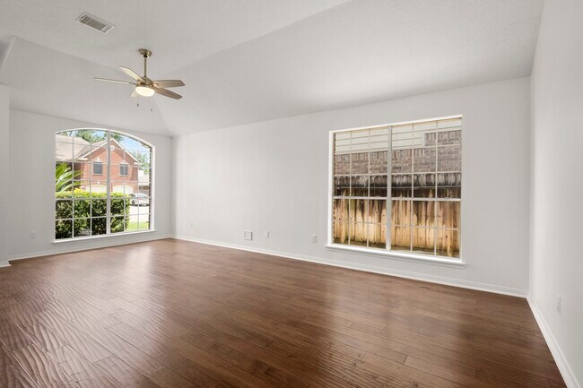 Foto del edificio - 16014 Lakestone Dr