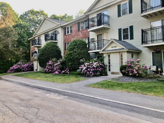 Photo - 3 Oak Hill Ln Apartment