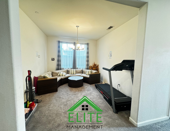 Building Photo - **Stunning 6-Bedroom, 3-Bathroom Home in S...