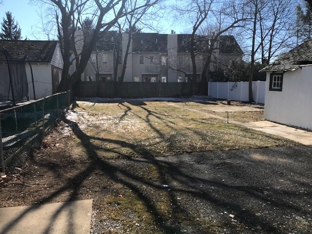 Huge Shared Yeard - 32 Lathrop Ave
