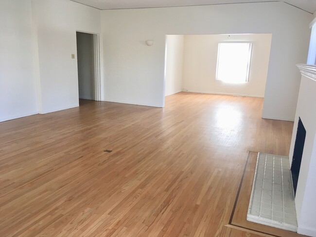 Building Photo - 204BE