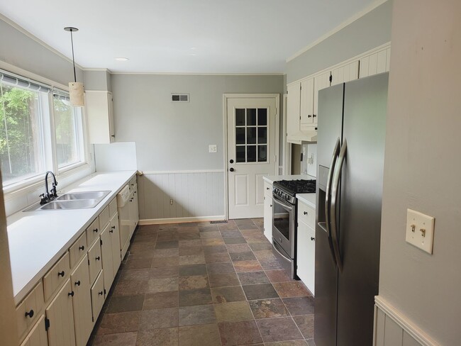 Building Photo - 984 Shades Crest Rd