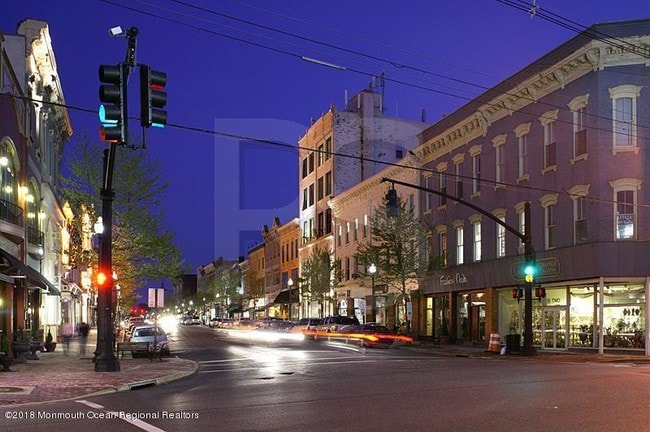 Building Photo - 76 Monmouth St