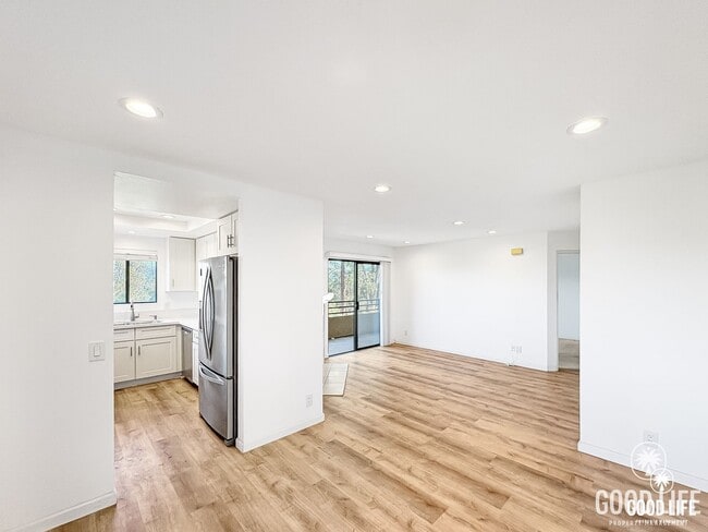 Building Photo - Move-In Ready Condo Overlooking The Heights Golf Course