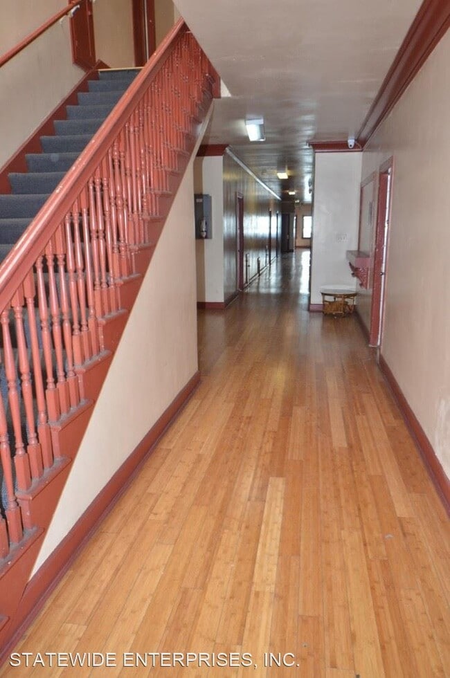 Building Photo - 916 S Lake St
