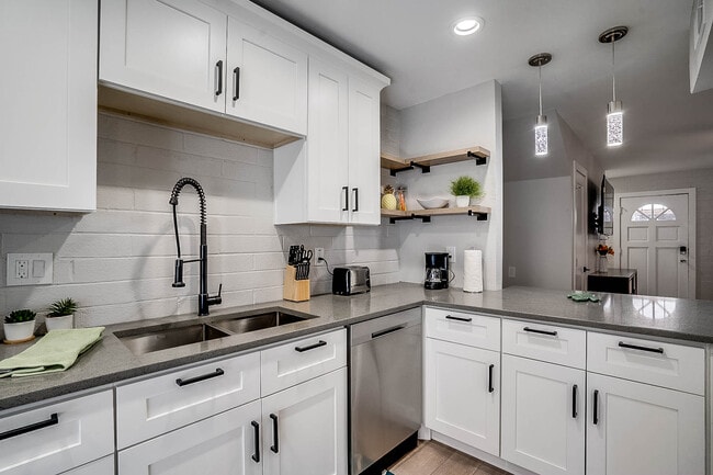 Building Photo - 4848 N Woodmere Fairway