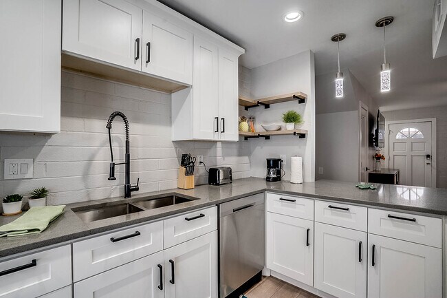 Foto del edificio - 4848 N Woodmere Fairway