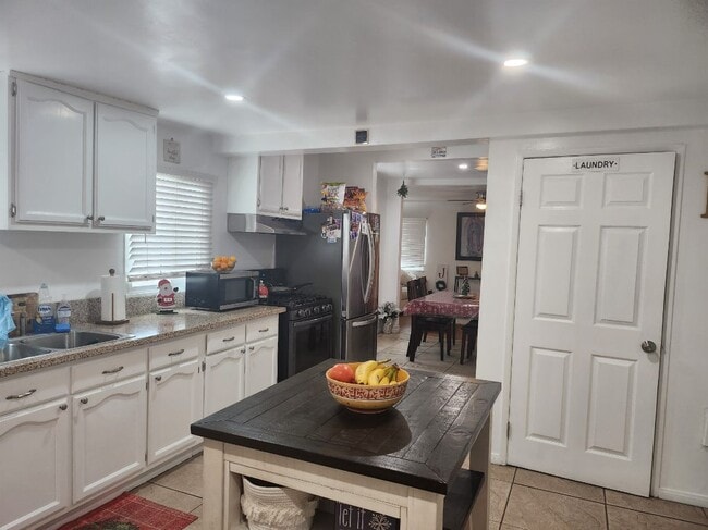 Laundy room next to the kitchen - 2001 Cloverfield Blvd
