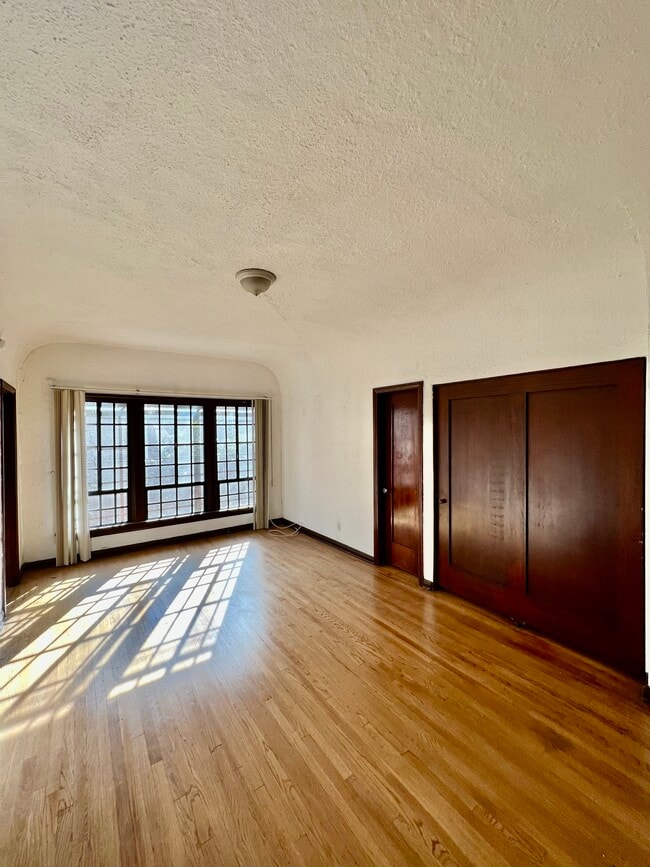 Building Photo - 367 N Orange Grove Ave
