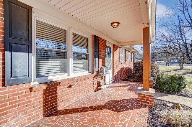 Foto del edificio - 10 Spruce Pine Dr