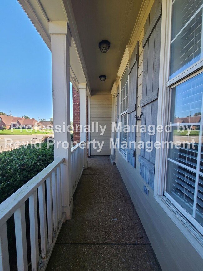 Foto del edificio - 9105 Chimneyrock Blvd.