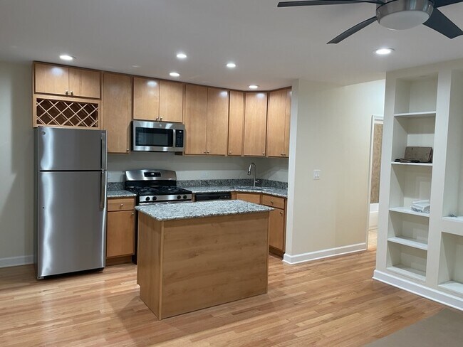 Building Photo - 1084 N Marshfield Ave