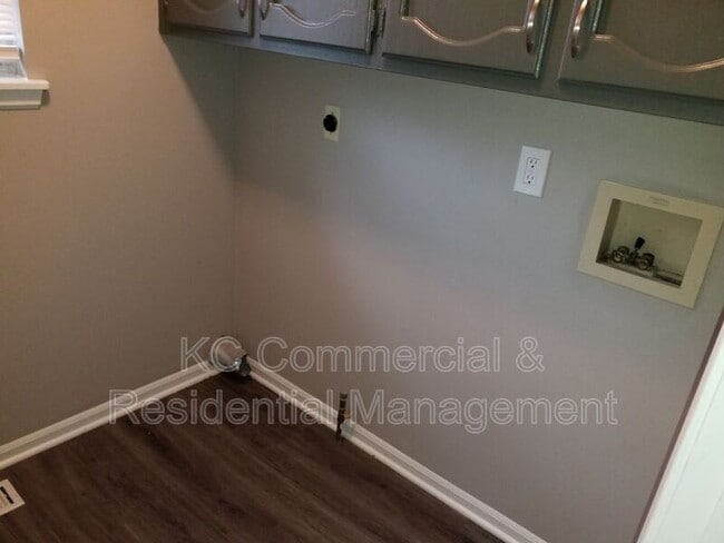 Building Photo - 605 S Park Dr