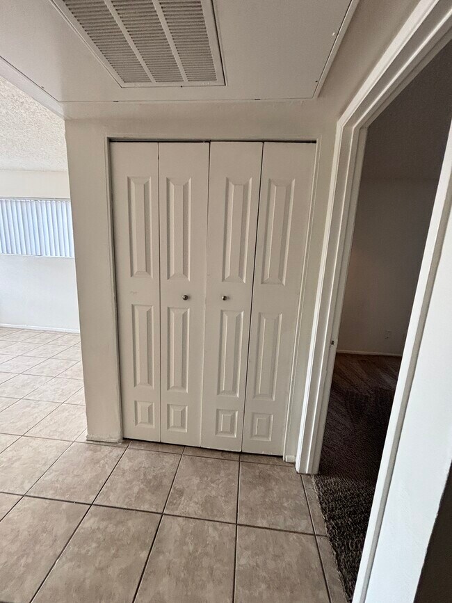 Foto del edificio - 700 W University Dr