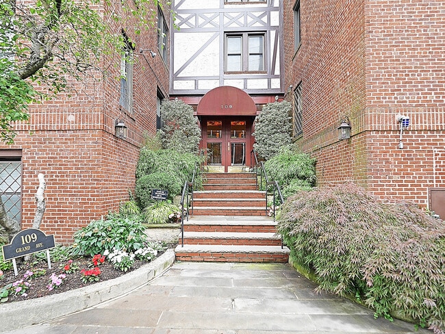 Building Photo - 109 Grand Ave