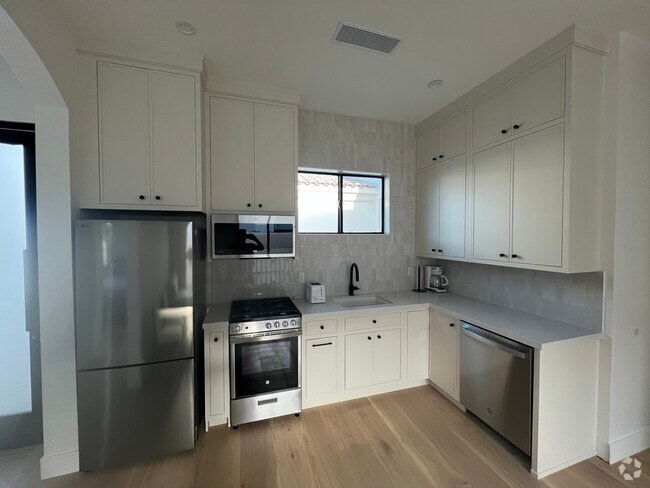 Building Photo - 78641 Deacon Dr E