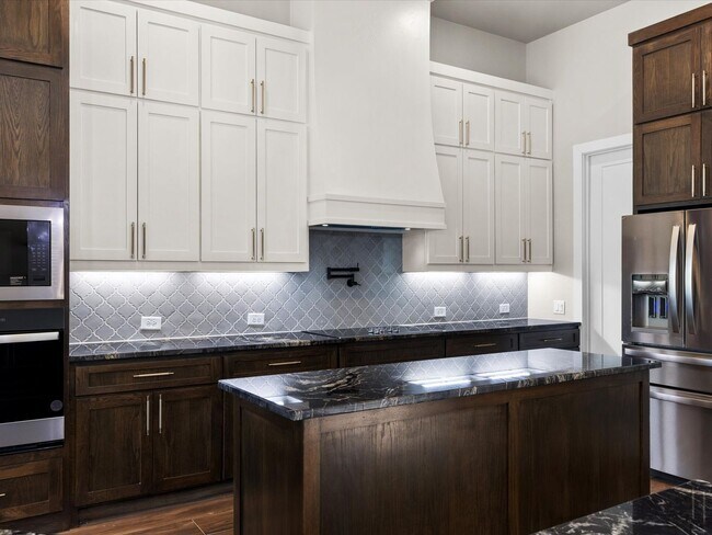 Foto del edificio - FOR RENT