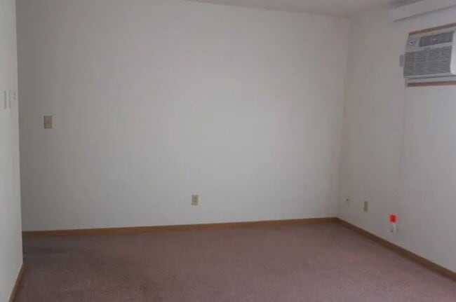 Building Photo - 303 Parker Dr